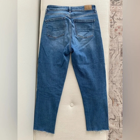 AMERICAN Eagle Short Stretch  Mom Jean Medium Blue with raw Hem Size 0 - Picture 11 of 14